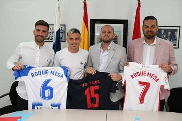 Firma del convenio entre el jugador Roque Mesa y la UD Telde (Foto TA)